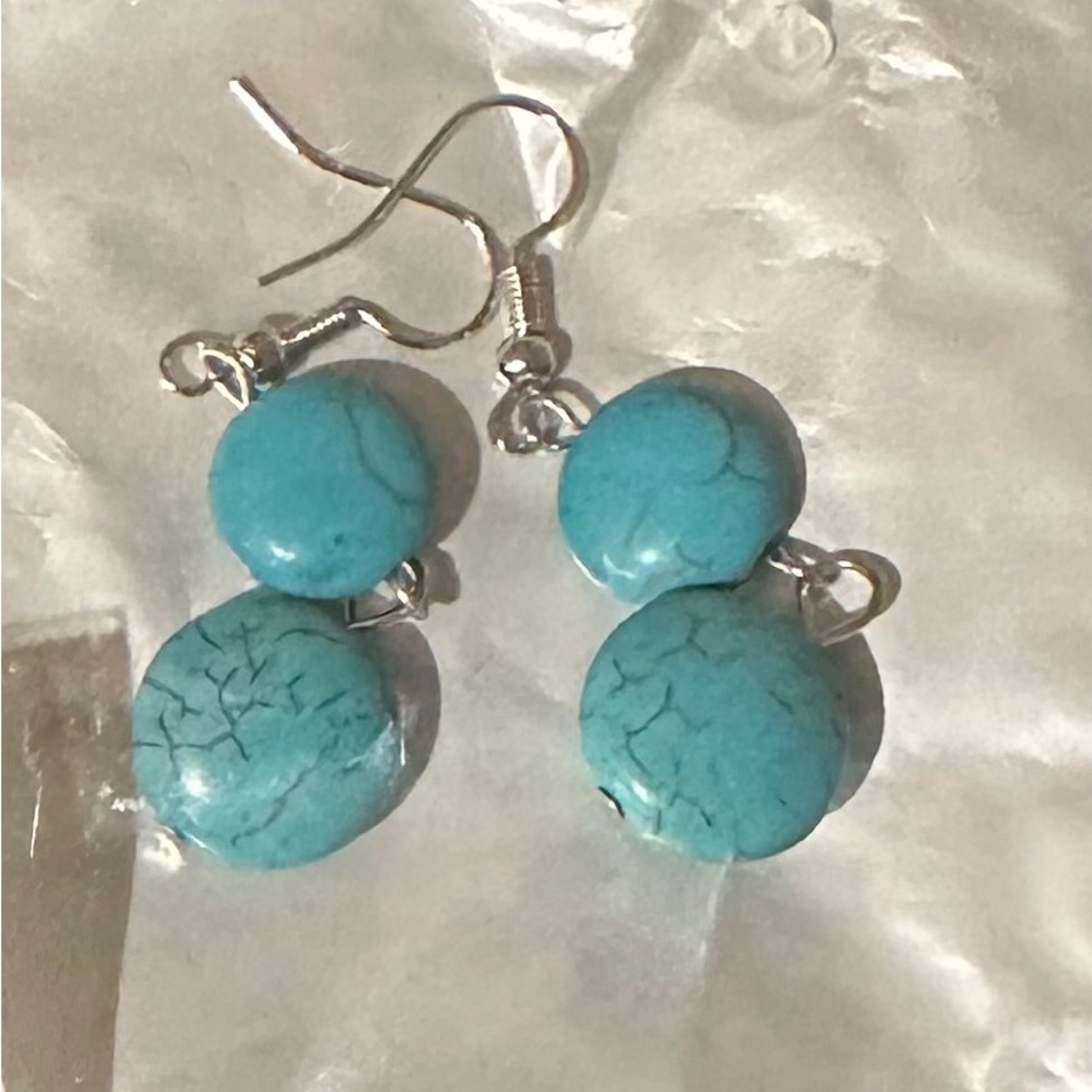 *FREE GIFT GIVEAWAY* NEW Dangle 2 round stone Earrings
Faux Turquoise silverish